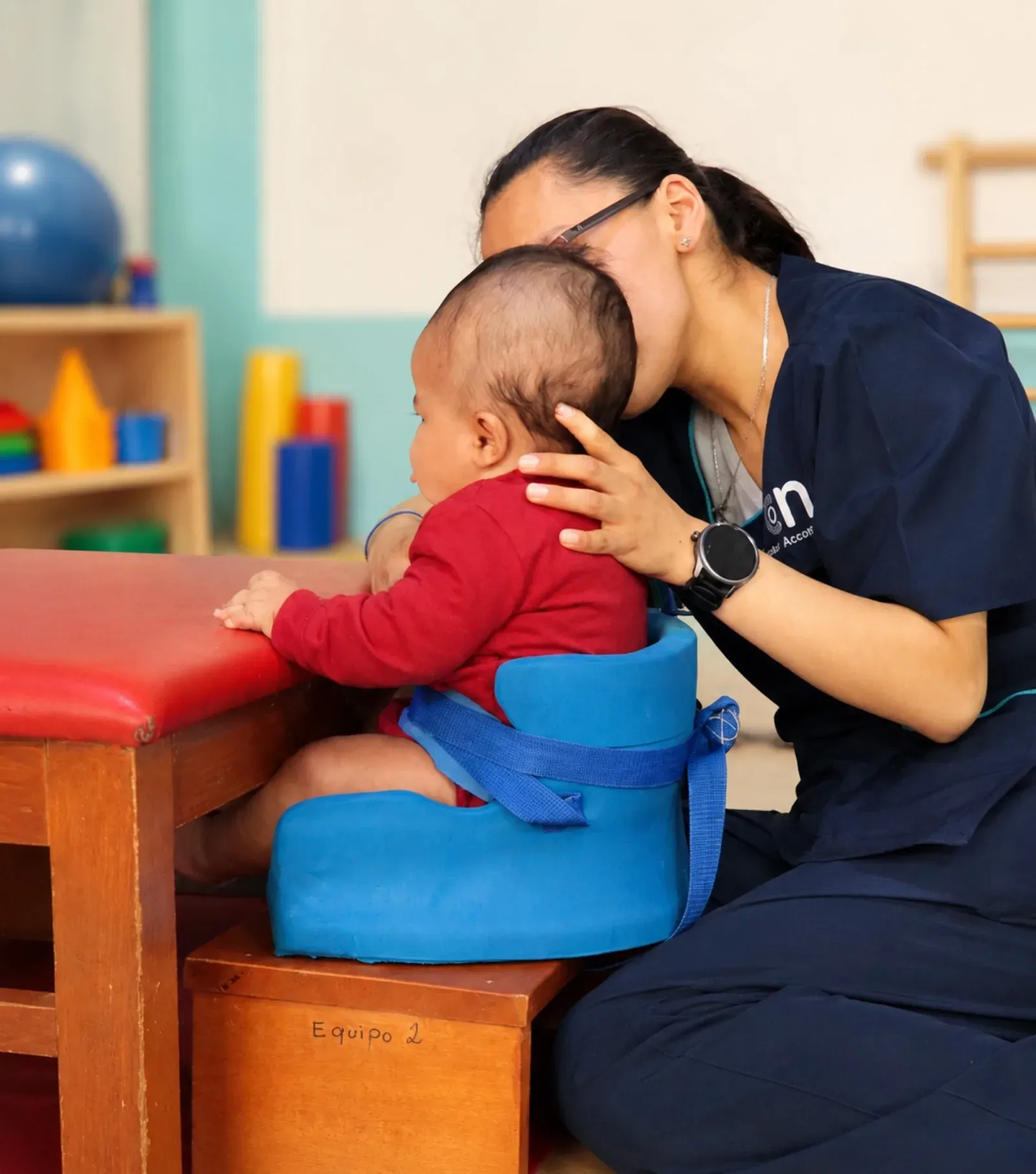 Niños participando en actividades de aprendizaje