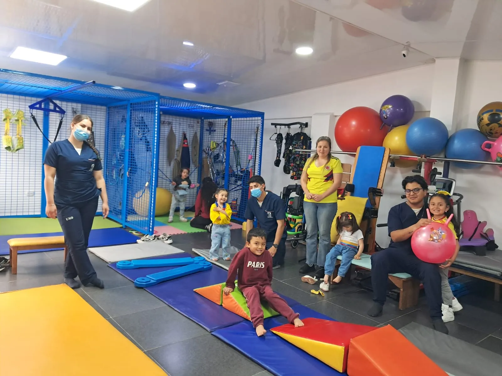 Familias y niños de la Asociación Aconiño