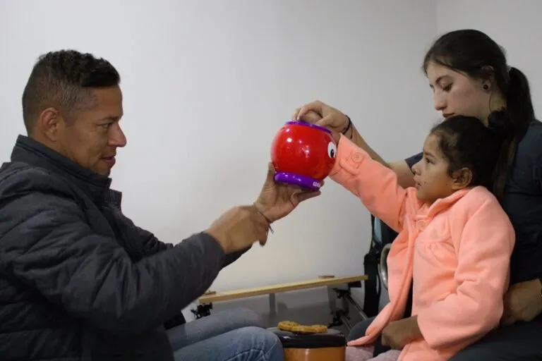 Familia utilizando la aplicación