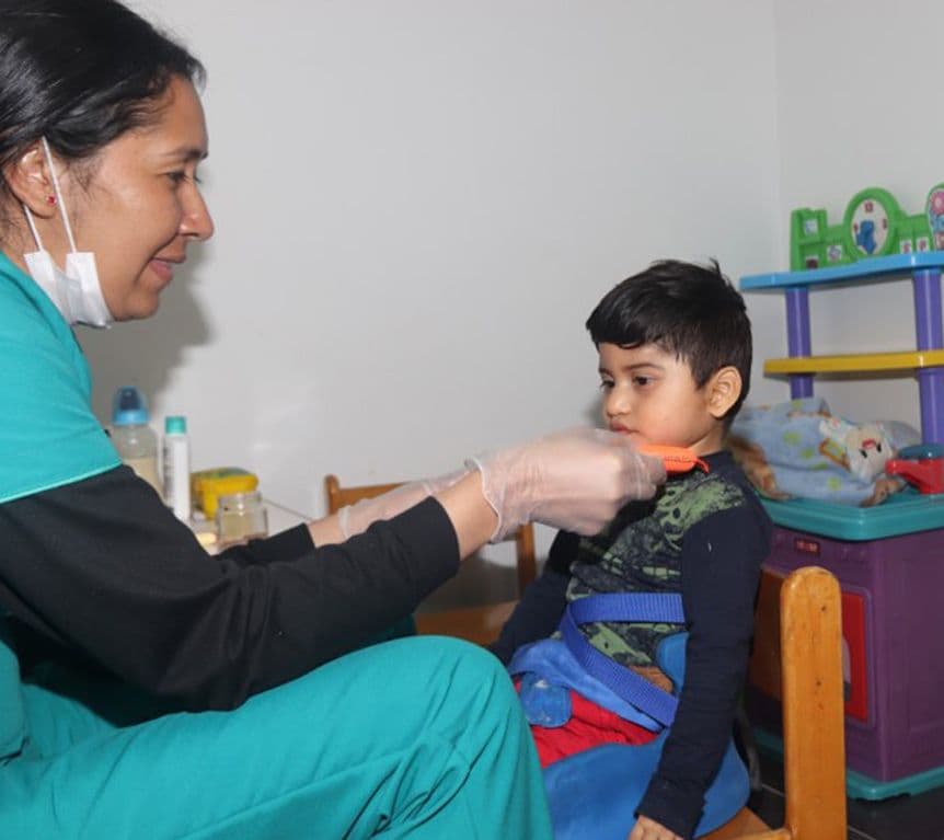 Impulsar el desarrollo y la participación plena de bebés, niños y jóvenes con alteraciones del neurodesarrollo mediante programas terapéuticos interdisciplinarios. Acompañar y orientar a las familias, fortaleciendo su participación activa en el proceso de desarrollo y rehabilitación. Impulsar la formación continua de profesionales mediante programas de capacitación, cursos y seminarios especializados, incorporando instructores y expertos de Europa, Estados Unidos y otros países, para fortalecer el intercambio de conocimiento y elevar la calidad de la atención a nivel nacional e internacional.