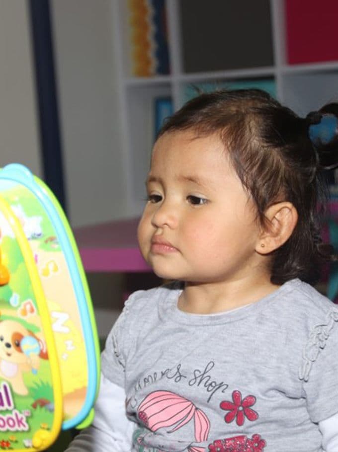 Somos una entidad privada sin ánimo de lucro fundada en 1990, nacida con el propósito de acompañar y apoyar a las familias de niños y jóvenes con discapacidad en su proceso de desarrollo y rehabilitación para que puedan participar plenamente en su vida familiar, escolar y social. En Aconiño brindamos atención integral basada en el Neurodesarrollo, abordando condiciones como parálisis cerebral, retraso en el desarrollo psicomotor, síndrome de West, hipotonía, entre otras. Durante más de tres décadas de trabajo, hemos construido un espacio seguro y humano donde la ciencia, el compromiso profesional y el amor por lo que hacemos se unen para acompañar a cada niño y joven en el desarrollo de su máximo potencial. Aconiño es, ante todo, un lugar donde las familias encuentran apoyo, esperanza y oportunidades para el futuro