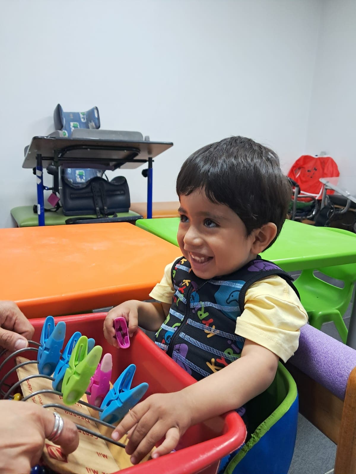 Terapeuta ayudando a niña